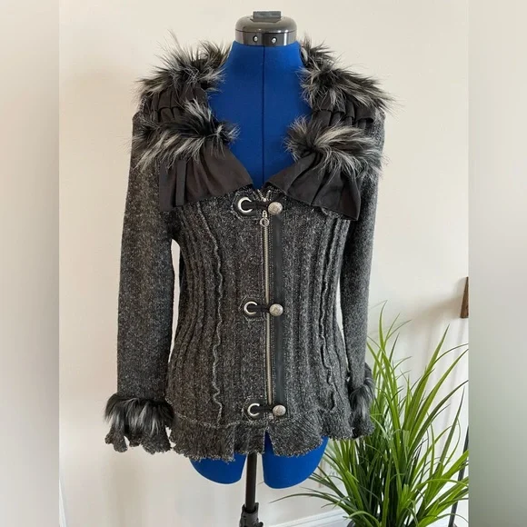 Sweater - Picture 1 of 3